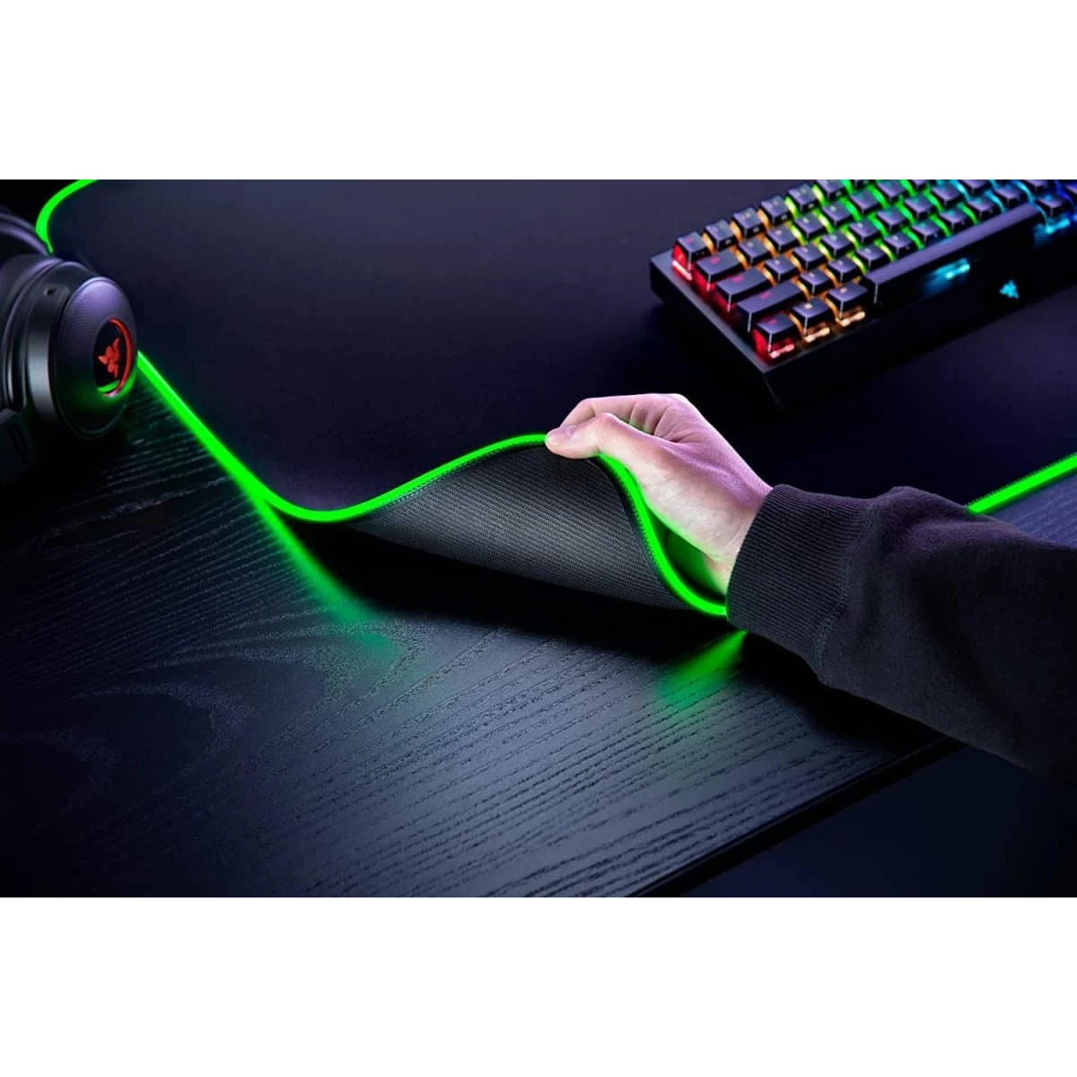 Razer GOLIATHUS CHROMA 3XL - Gaming Mousepad - RGB - Soft, Cloth Material - Balanced Control & Speed - Image 4